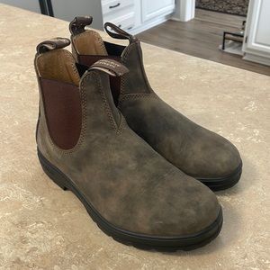 Blundstone Women’s Classic Chelsea Boot in Rustic Brown #585